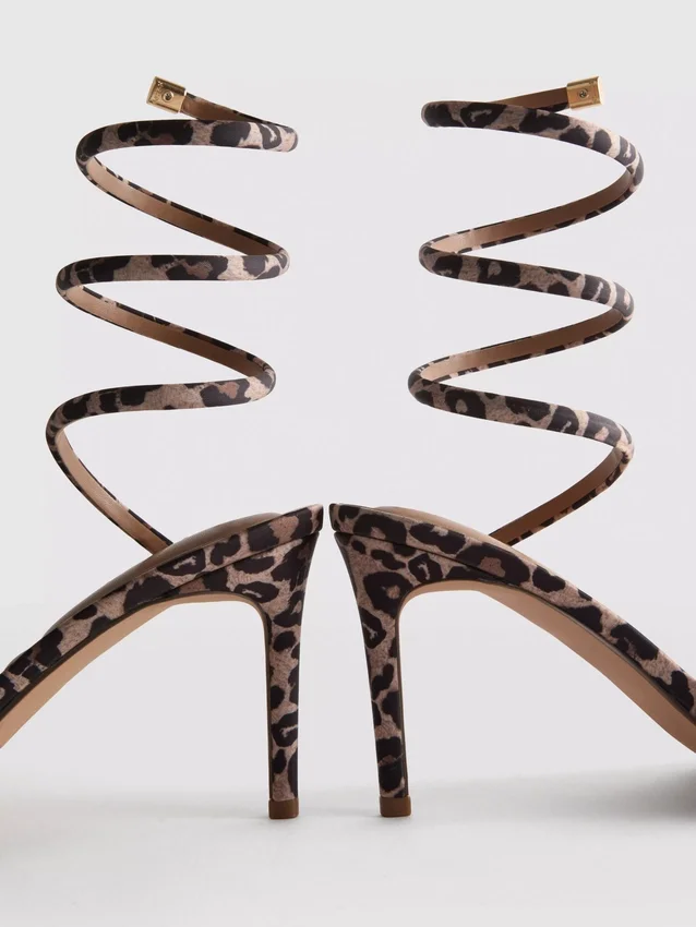 Sandalen mit Leopardenmuster und spiralförmigem Absatz