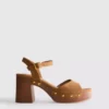 Sandalen mit Nieten und High Heels aus Kunstwildleder