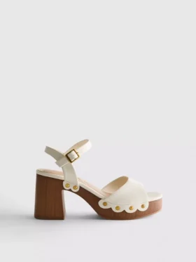 Sandalen mit Nieten und High Heels aus Kunstwildleder