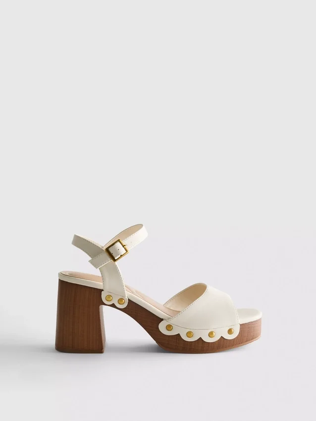 Sandalen mit Nieten und High Heels aus Kunstwildleder