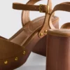 Sandalen mit Nieten und High Heels aus Kunstwildleder