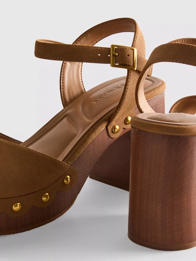 Sandalen mit Nieten und High Heels aus Kunstwildleder