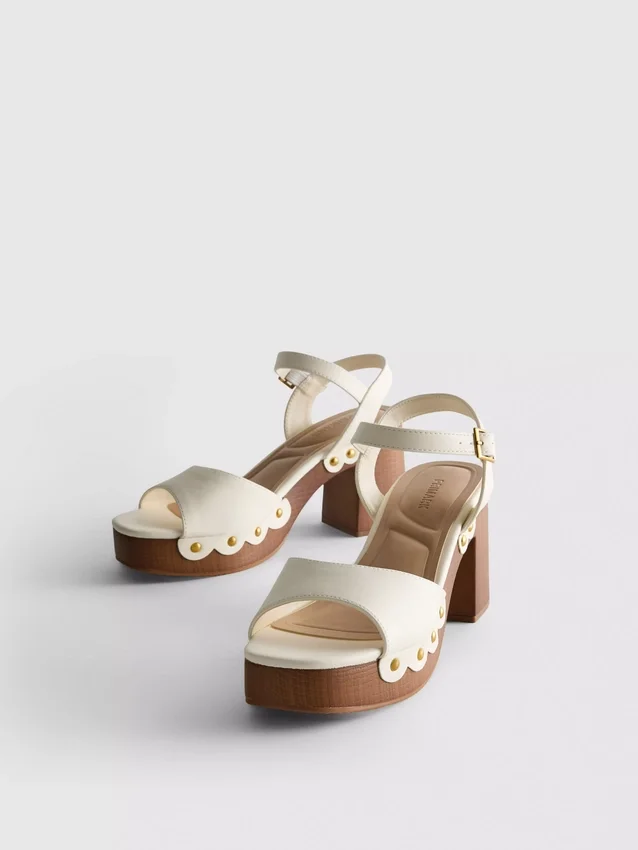 Sandalen mit Nieten und High Heels aus Kunstwildleder