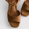 Sandalen mit Nieten und High Heels aus Kunstwildleder