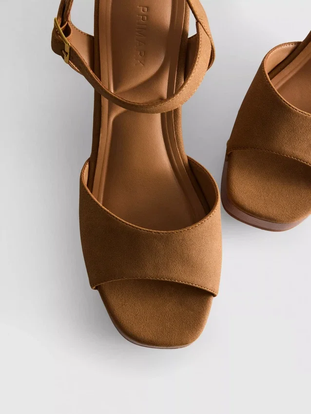 Sandalen mit Nieten und High Heels aus Kunstwildleder