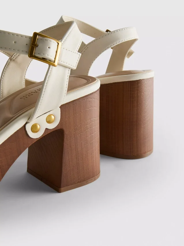 Sandalen mit Nieten und High Heels aus Kunstwildleder