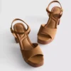 Sandalen mit Nieten und High Heels aus Kunstwildleder