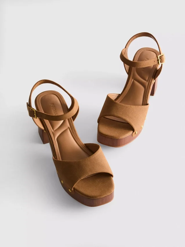 Sandalen mit Nieten und High Heels aus Kunstwildleder