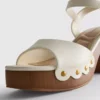 Sandalen mit Nieten und High Heels aus Kunstwildleder