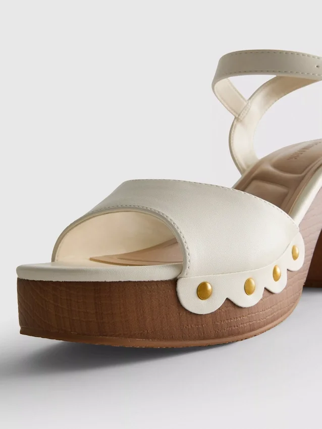 Sandalen mit Nieten und High Heels aus Kunstwildleder