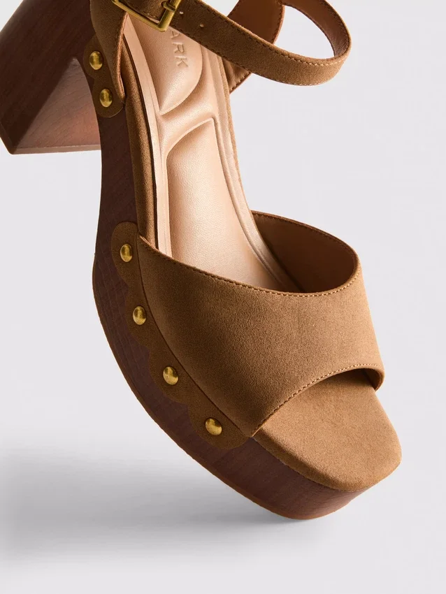 Sandalen mit Nieten und High Heels aus Kunstwildleder