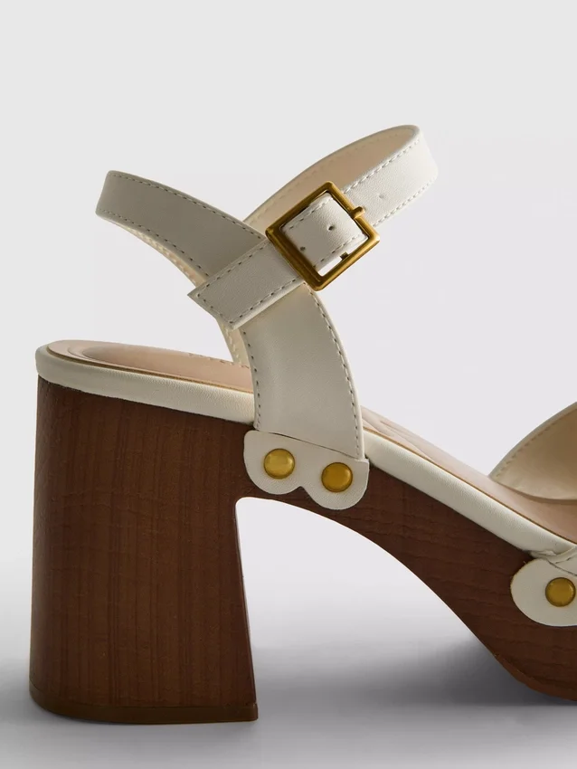 Sandalen mit Nieten und High Heels aus Kunstwildleder