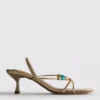 Sandalen mit Perlenverzierung und Kitten-Heel