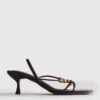 Sandalen mit Perlenverzierung und Kitten-Heel