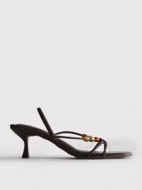 Sandalen mit Perlenverzierung und Kitten-Heel