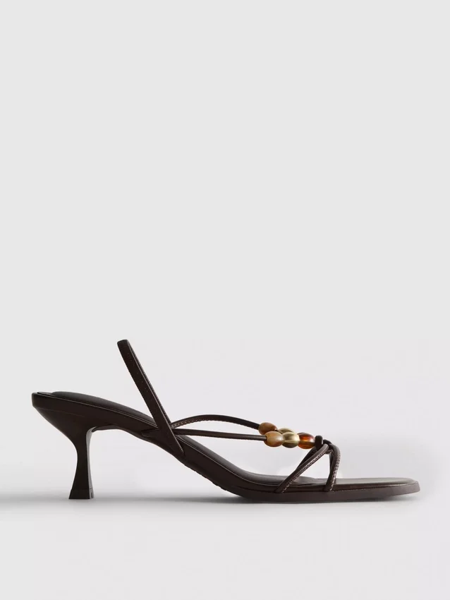 Sandalen mit Perlenverzierung und Kitten-Heel