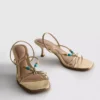Sandalen mit Perlenverzierung und Kitten-Heel