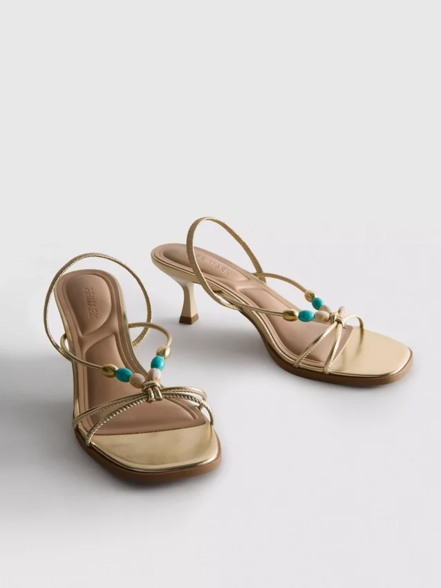 Sandalen mit Perlenverzierung und Kitten-Heel