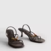 Sandalen mit Perlenverzierung und Kitten-Heel