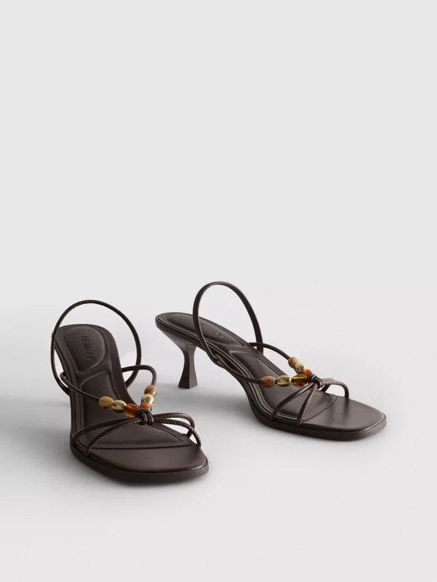 Sandalen mit Perlenverzierung und Kitten-Heel