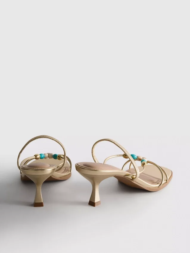 Sandalen mit Perlenverzierung und Kitten-Heel