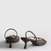 Sandalen mit Perlenverzierung und Kitten-Heel
