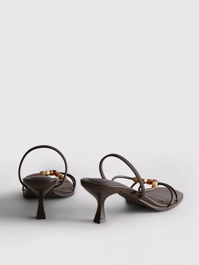 Sandalen mit Perlenverzierung und Kitten-Heel