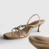 Sandalen mit Perlenverzierung und Kitten-Heel