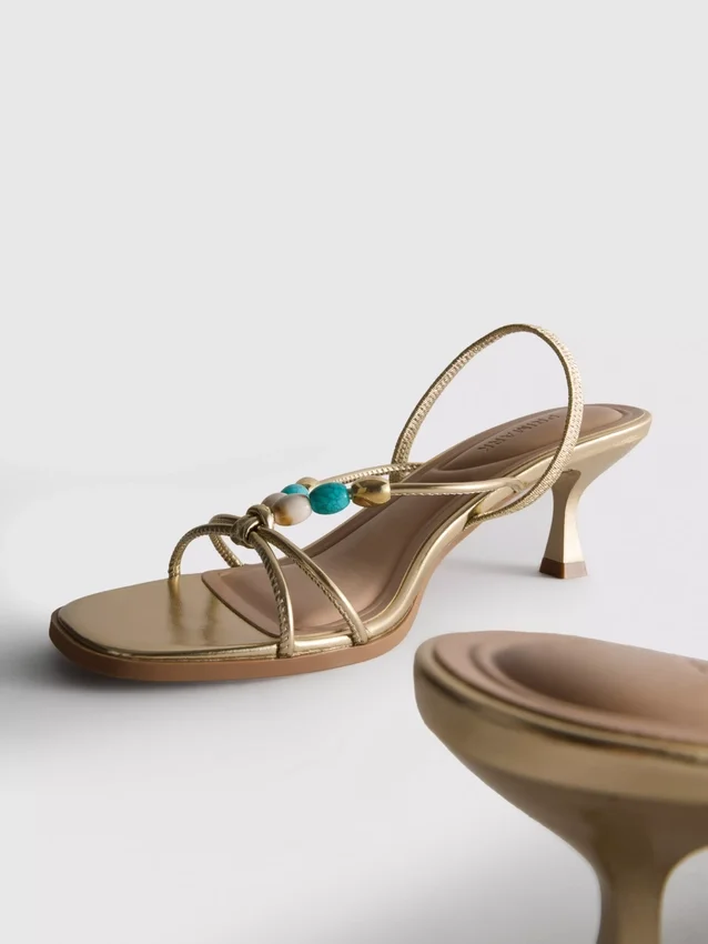 Sandalen mit Perlenverzierung und Kitten-Heel