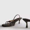 Sandalen mit Perlenverzierung und Kitten-Heel