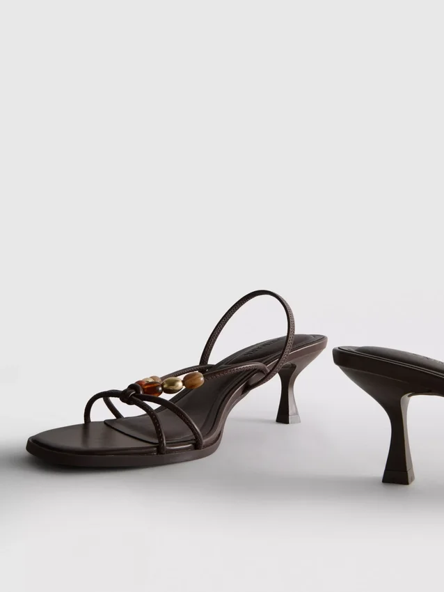 Sandalen mit Perlenverzierung und Kitten-Heel
