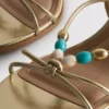 Sandalen mit Perlenverzierung und Kitten-Heel