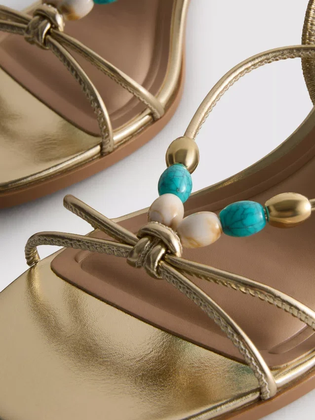 Sandalen mit Perlenverzierung und Kitten-Heel