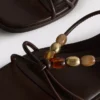 Sandalen mit Perlenverzierung und Kitten-Heel