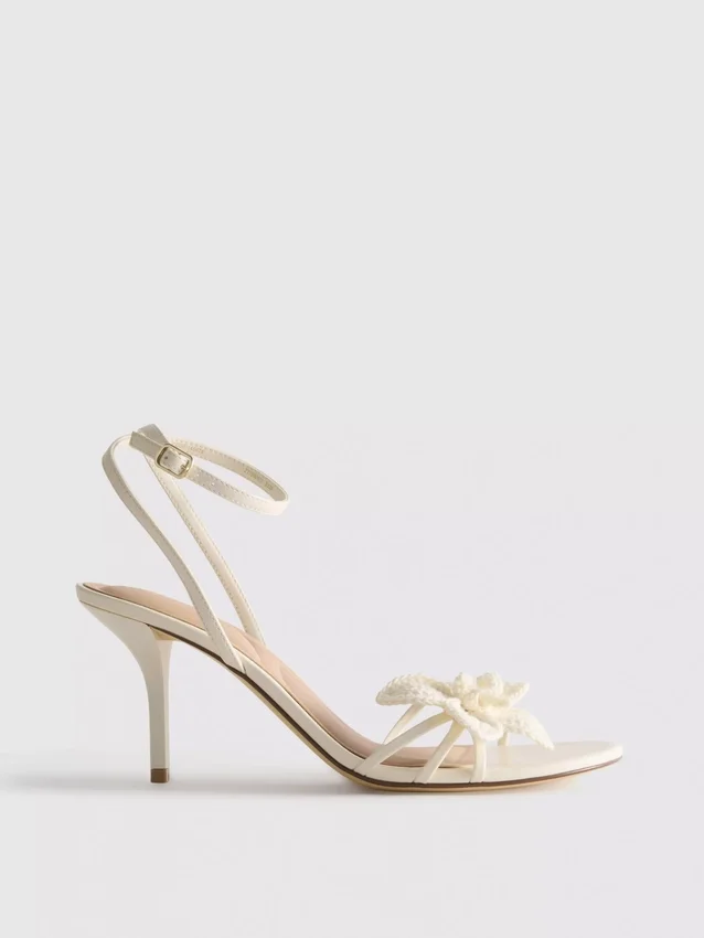 Sandalen mit Riemchen und gehäkelten Blumen sowie High Heels