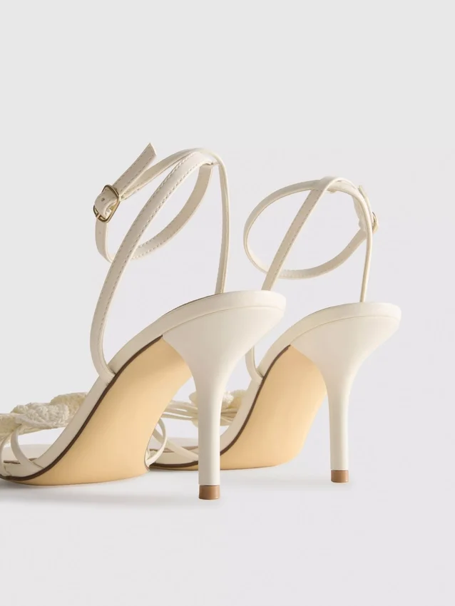 Sandalen mit Riemchen und gehäkelten Blumen sowie High Heels