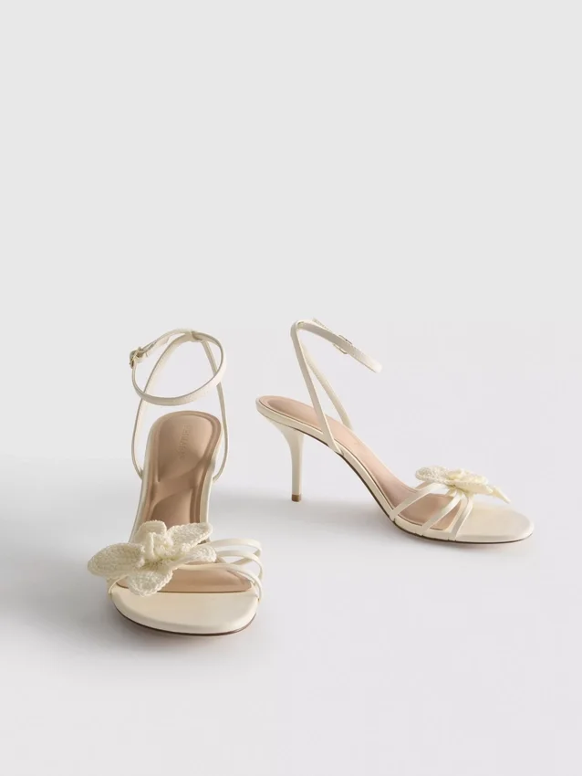 Sandalen mit Riemchen und gehäkelten Blumen sowie High Heels
