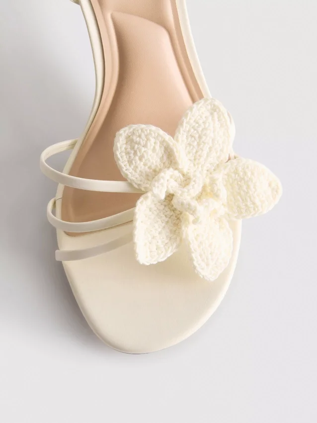 Sandalen mit Riemchen und gehäkelten Blumen sowie High Heels