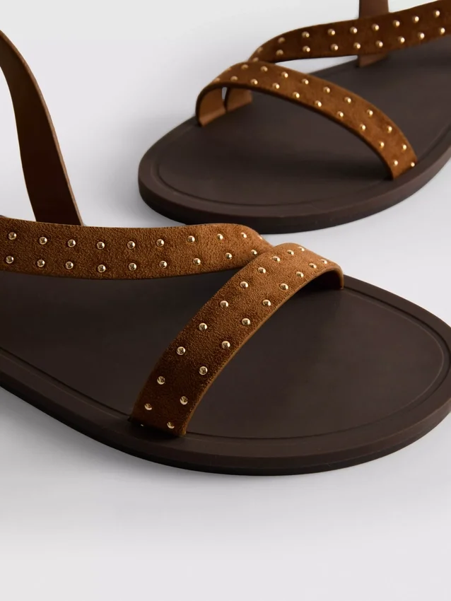 Sandalen mit Riemchen und Nieten