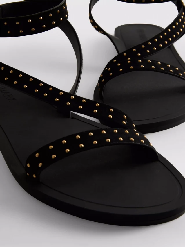 Sandalen mit Riemchen und Nieten