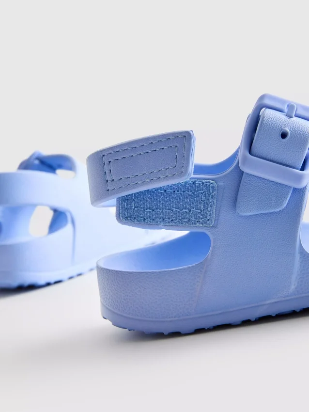 Sandalen mit Schnallenriemen