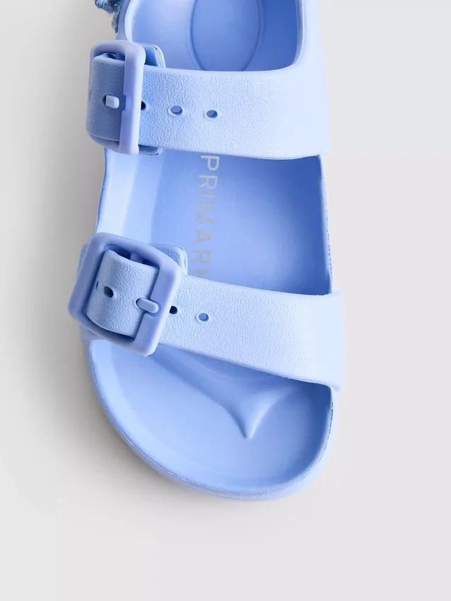 Sandalen mit Schnallenriemen