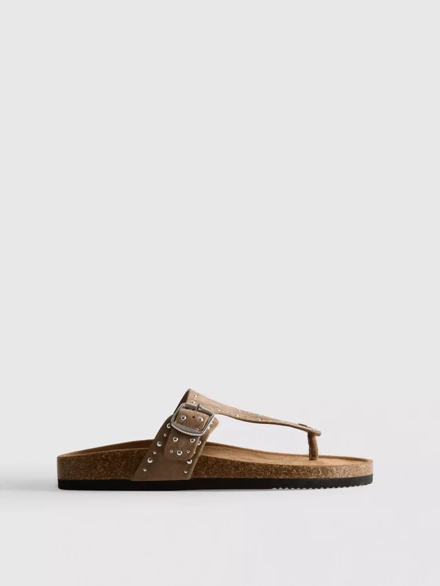 Sandalen mit T-Steg und Nietenbesatz