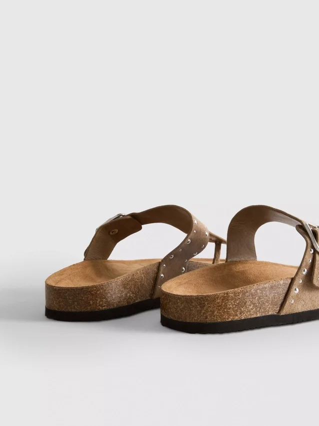 Sandalen mit T-Steg und Nietenbesatz