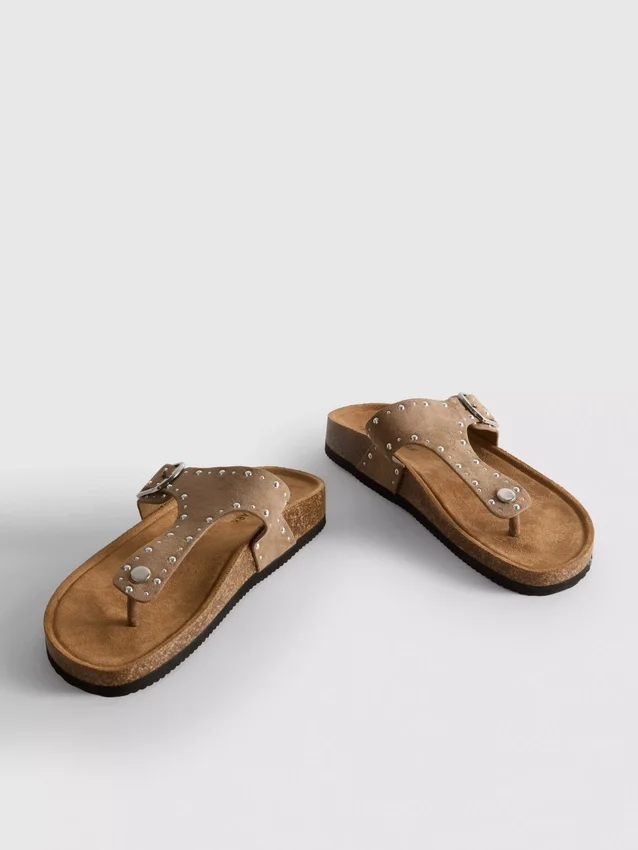 Sandalen mit T-Steg und Nietenbesatz