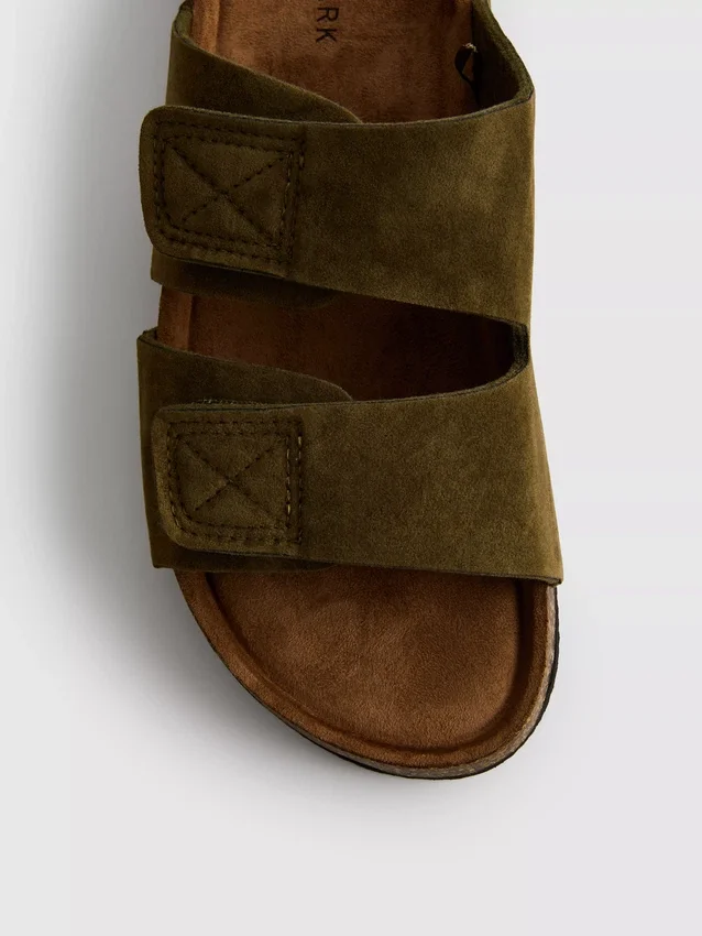 Sandalen mit zwei Riemen und klobiger Sohle