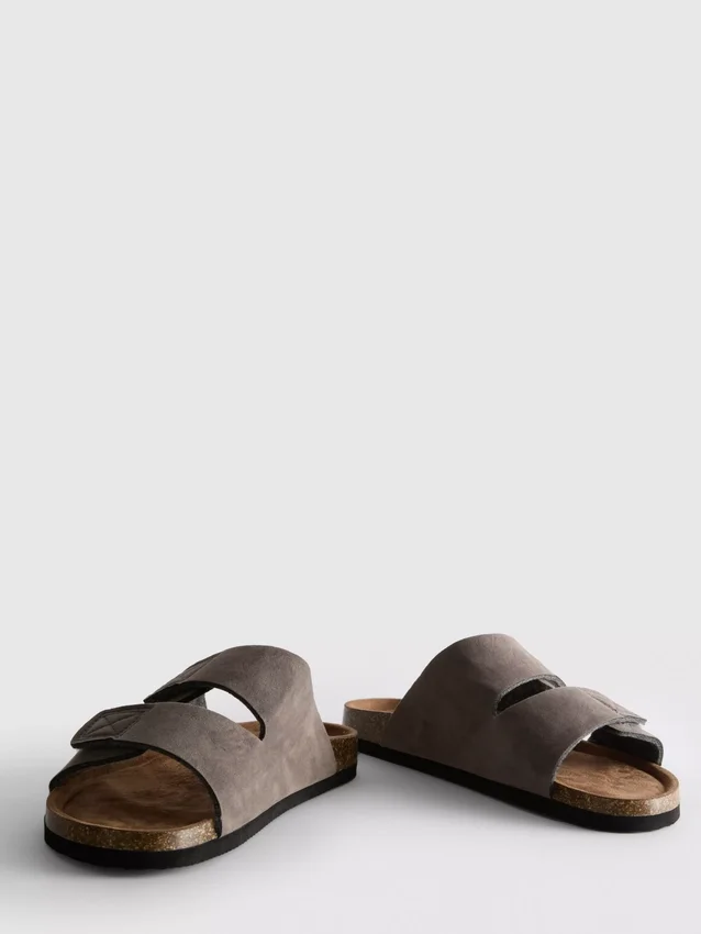 Sandalen mit zwei Riemen und klobiger Sohle