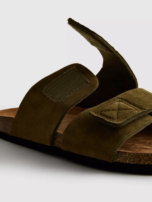 Sandalen mit zwei Riemen und klobiger Sohle