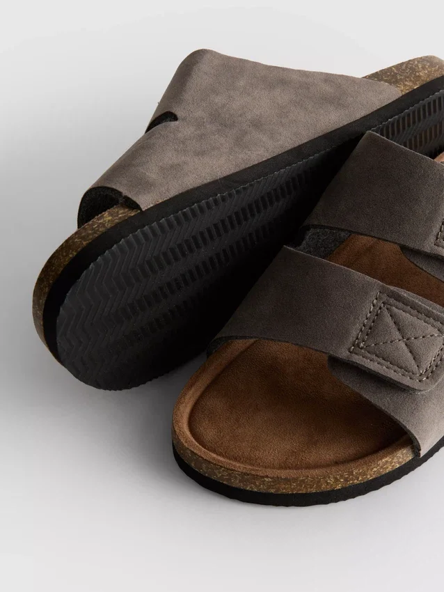 Sandalen mit zwei Riemen und klobiger Sohle