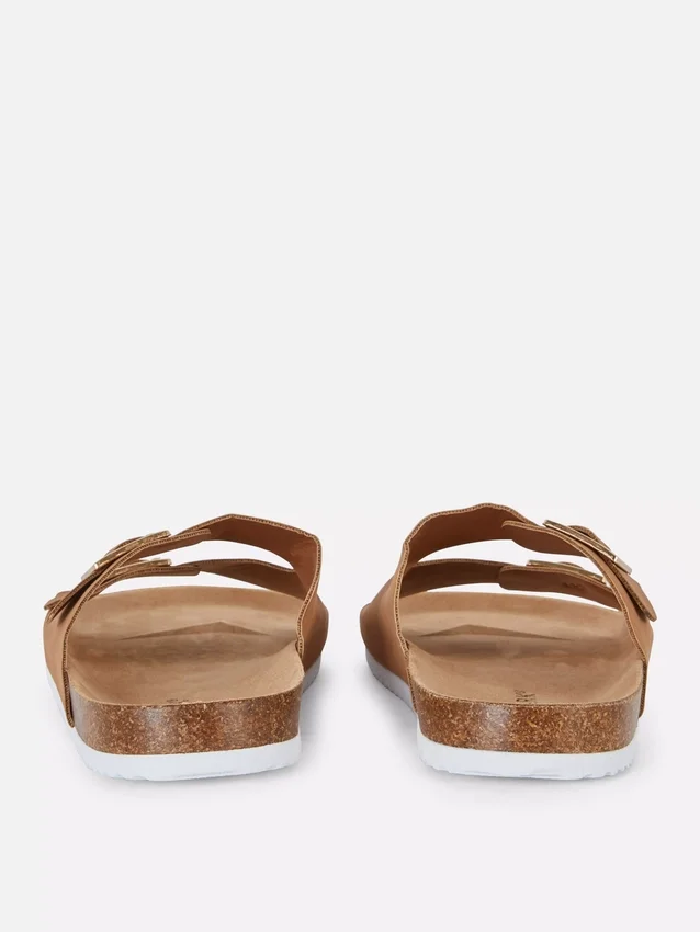 Sandalen mit zwei Riemen und Schnalle